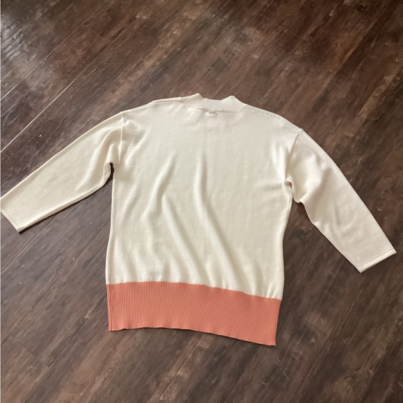 St. John Cream and Salmon Sze L Sweater. - Picture 3 of 7